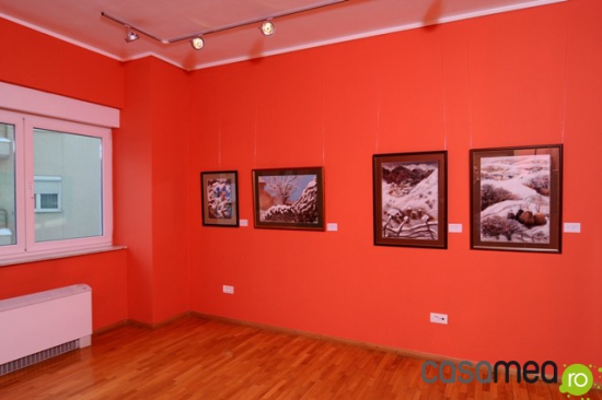 Reproducere revista "Casa mea" - imagini din Expozitia "Ritmuri in alb" la Galeria VeronikiArt 2010