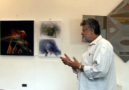 Criticul de arta P. Susara la Expozitia "Ziarului Neconventional" 2010 in fata lucrarilor lui N. Macovei si Al. Chira