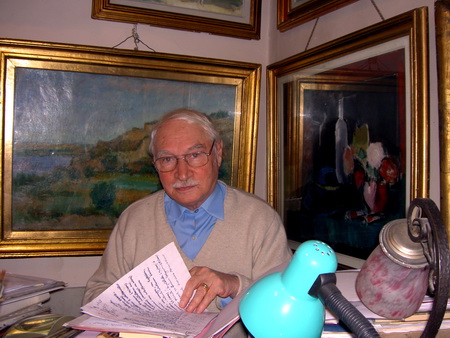 Vasile PARIZESCU la biroul de acasa in 28 sept. 2009