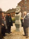 Poza din 2001 la Lesign cu statuia lui Ctin Brâncuși din granit 1996, cu ministrul Eugen Opriș si oficiali români in Belgia