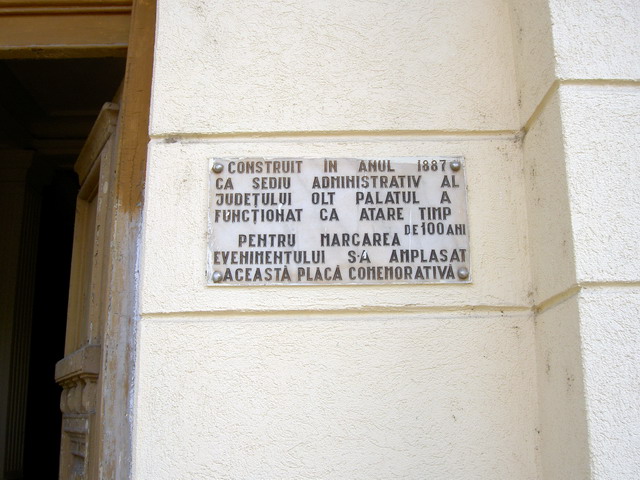 Placa comemorativa la intrarea in Muzeul Judetean Olt Slatina