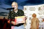 Premiul VIP pentru CULTURA inmanat de Maria RADU pictorului MIHAI POTCOAVA la Gala Premiilor VIP august 2011 